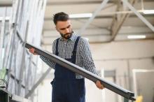 ouvrier menuisier dans usine montage fenetre aluminium